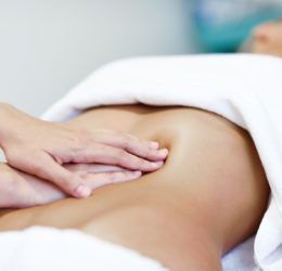Harmoniser les émotions avec le massage de l'abdomen qui permet de libérer les énergies négatives
